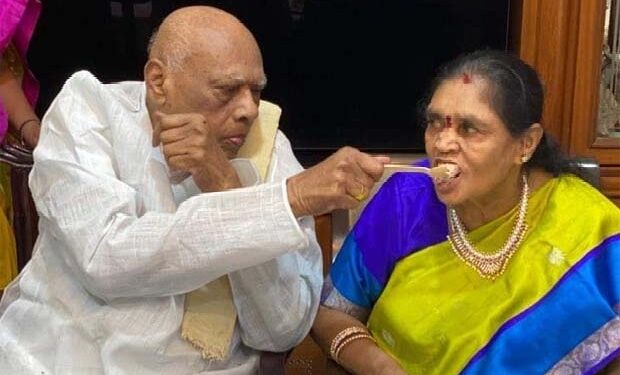 former andhra pradesh cm konijeti rosaiah’s wife sivalakshmi passed away in hyderabad due to old age. leaders pay tributes.