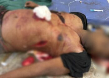 a violent clash between tdp and ysrcp workers in kakinada district left one dead and four injured, police have launched a probe.