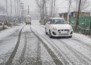 Heavy snowfall blankets Srinagar roads and houses disrupting normal life