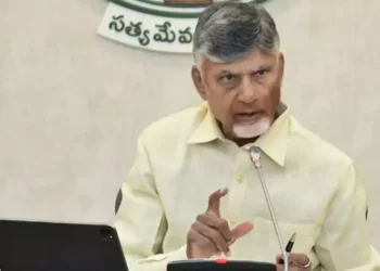 Chandrababu Naidu interacting with farmers during Kurnool visit