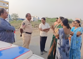 Women protest against liquor shop on Mangamuru Road