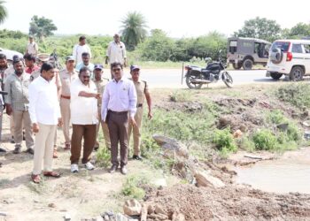 Minister BC Janardhan Reddy inspecting Avuku Reservoir on Sunday