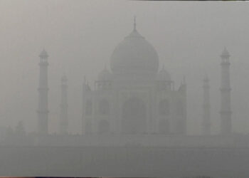 Dense Fog Hides Taj Mahal, Tourists Disappointed in Agra