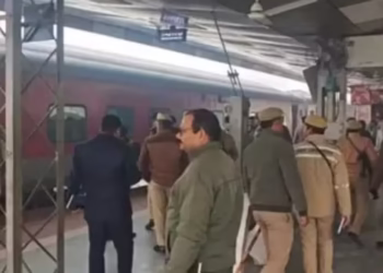 kashi express halted at mau station after a bomb threat call. police conducted checks and found no suspicious items.