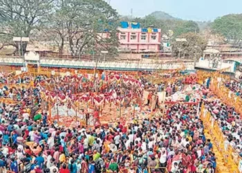 medaram maha jatara starts with gudi melige panduga as thousands of devotees offer prayers and take holy dips at jampanna vagu