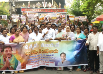 Devineni Avinash leading prayers at Vijayawada Venkateswara temple over Tirumala laddu ghee controversy