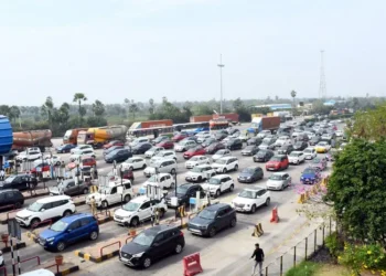 sankranti 2026 travel rush causes massive traffic jam on hyderabad vijayawada highway as vehicles line up for hours.